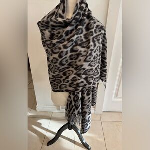 Elegant grey and black leopard print shawl NWT